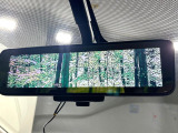【インテリジェントルームミラー】後席の大きな荷物や同乗者で後方が確認しづらい時でも安心!カメラが撮影した車両後方の映像をルームミラー内に表示。クリアな視界で状況の確認が可能です!
