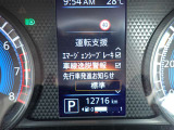 LDW(車線逸脱警報)が装備されておりドライバーが意図せずに白線を跨ぐと警告音で注意を促してくれます♪