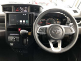 シンプルで使いやすいコクピット。視界性もよく運転しやすいですよ。スイッチ類も使いやすい場所に配置されています。