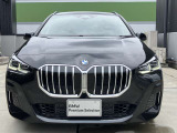 【BMWの伝統】BMWの特徴的な&ldquo;キドニーグリル&rdquo;は、80年以上続く伝統の形でございます。変わらないこだわりのデザインが、プレミアムブランド&ldquo;BMW&rdquo;を創り出します。