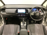 車内は光触媒抗菌消臭施工済です。インパネ周りはスタイリッシュなデザインで機能や装備も充実しています。グローブボックスやカップホルダーのほかにトレーなどたくさんの収納スペースが付いています。