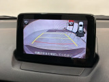 リバースギアに入れるだけで後方の表示へ切り替わります。夜間や雨の日の駐車も楽になりますよ。