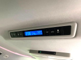 【リアオートエアコン】広い後部座席には必須の機能!風量や温度を自動で調整し前席と同様な車内環境にしてくれるリアオートエアコンを装備。夏の暑さも冬の寒さもストレスなく快適にお過ごしいただけます♪