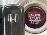 【Hondaスマートキー】カバンやポケットに入れたままでもドアの施錠・解錠が可能なスマートキーを装備。エンジンのオン・オフ時もカギを取り出す必要が無いからとっても便利です♪