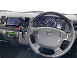 運転席まわりです。 各操作スイッチは使いやすい位置に配置されてます。