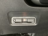 ハンドルの左下にETCがついています。高速道路の料金所の通過も楽々です。 カードの取り出しもしやすい場所についています。
