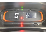 とっても見やすいメーターです。夜間時はラグジュアリーな気分にさせてくれる照明が魅力ですので、夜のドライブも楽しみになりますよ♪