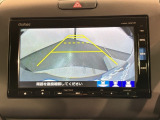 リバースギアに入れるだけで後方の表示へ切り替わります。夜間や雨の日の駐車も楽になりますよ。
