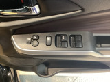 電動格納式リモコンドアミラーと、パワーウィンドウスイッチ等は運転席ドアにあります。
