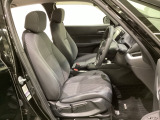 広い足元にゆったり座れるシートは長距離の運転でも疲れにくいシートです。女性でも運転がしやすいようにシートの高さ調整機能(シートリフター)がついています。