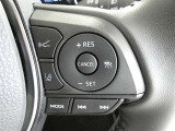 ステアリングスイッチでクルーズコントロール機能の操作ができます。長距離の高速走行時の疲労軽減や燃費に役立ちます。