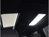 サンルーフ付き。解放感を感じることが出来ると気分も上がりますよね。車内も明るくなり、良い季節にはぜひオープンしてドライブを楽しんでください!あると嬉しいアイテムのひとつですよね。