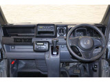 操作性に優れた運転席となります!小物入れや各ボタンの配置にこだわり、使いやすいです!座り心地もよく視認性も良好なのでロングドライブもお任せ下さい!