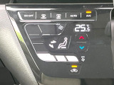 【オートエアコン】一度お好みの温度に設定すれば、車内の温度を検知し風量や温度を自動で調整。暑い&hellip;寒い&hellip;と何度もスイッチ操作をする必要はありません。快適な車内空間には必須の機能ですね♪