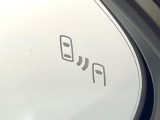 【ブラインドスポットモニター】走行中、ドアミラーの死角になりやすい箇所に後続車が接近するとサイドミラーのレンズに警告を表示!ドライバーに注意喚起をしてくれます。