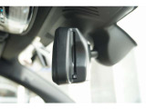 BMW純正のミラー一体型ETC車載器を装備しています。運転席からの視界を遮ることなく、インテリアの洗練されたデザインを損なわないスマートな配置が特徴です。
