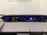 デジタル表示のスピードメーターとタコメーターを大きく配した見やすいメーター部になっています。左側のインフォメーション画面でオドメーターや燃費などの情報を確認できます。