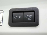 ワンタッチでバックドアが開閉。重たいバックドアも力いらずで開閉できる便利なパワーバックドア付きです!