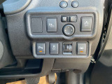 運転席の右側に各種スイッチがまとめられています。