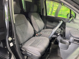 運転席まわりには十分なスペースがあり、大柄な方でもゆったり運転していただける環境です。