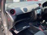 グローブボックスです!上下にスペースがあり、車検証や小物を収納可能です。