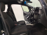 広い足元にゆったり座れるシートには肘掛けも装備しており長距離の運転でも疲れにくくなってます。女性でも運転がしやすいように、シートの高さ調整機能(シートリフター)がついています。
