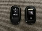 スマートキー付きですからドアロックの開閉およびエンジンスタートが楽々です。電動スライドドアの開け閉めもボタンで操作できます。スペアキーも同じものを用意しております。