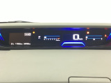 デジタル表示のスピードメーターとタコメーターを大きく配した見やすいメーター部になっています。左側のインフォメーション画面でオドメーターや燃費などの情報を確認できます。