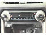 一度お好みの温度に設定すれば、車内の温度を検知し風量や温度を自動で調整。暑い&hellip;寒い&hellip;と何度もスイッチ操作をする必要はありません。快適な車内空間には必須の機能ですね