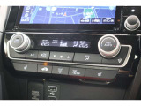 フルオートエアコンが装備されています!お好みの温度設定をするだけでエアコンの風量やモードの切り替えを自動でコントロールしてくれます!ユーザーの操作が少なく燃費走行にもつながります!