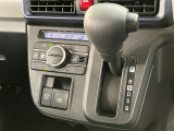 中古車選びで意外と見落としがちなポイントが、シフトレバー周辺の状態です。今回掲載している画像では、操作部分の使用感をはじめ、パネルの傷や擦れ、ボタン類の動作跡など、確認していただけます。