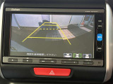 シフトレバーを「R」に入れると、自動的に車両後方がカラーでモニターに表示されます。目安線も表示されるので、分かりやすいですね!!