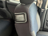助手席はリモコンレバーで運転席から背もたれを倒すことが可能です。
