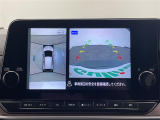 【アラウンドビューモニター】まるでクルマを真上から見下ろしたかのような視点で駐車をサポートします!クルマの斜め後ろや真横など、前後左右の4つのカメラの映像が合成されて、モニターに映し出されます。