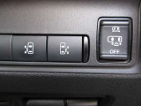 両側ハンズフリーオートスライドドア装備です!運転席のスイッチでの開閉やドアスイッチでの開閉は当たり前ですが、足の簡単な操作でスライドドアの開閉が出来ます!両手が塞がっているような時にとても便利です☆
