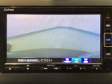 【バックカメラ】運転が苦手な方も車庫入れラクラクです!ギアをリバースに入れれば自動的に切り換わりますので、面倒な操作は不要です♪狭い駐車場もお車を傷つけず安心ですね!