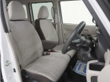 運転席のスペースはゆったりしていて、視界も広く確保されているので普段の運転からロングドライブまで快適です。