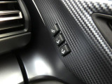 運転席はシートメモリー機能が付いているので、自分以外の人がシートを動かしても、ボタン一つでセットした位置に戻せます。