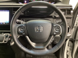 ハンドルにHondaセンシング系のクルーズコントロールやレーンキープアシストなどのスイッチと、オーディオの操作スイッチが装備されています。ハンドルから手を離さず安全に操作できます。