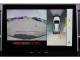 【パノラミックビューモニター】 後退時に車両の後ろ側を表示するだけでなく上から見たような映像で車庫入れなどバックする際に安心です。
