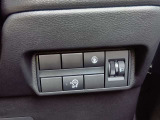 【踏み間違い衝突防止アシスト】 駐車操作中ブレーキが遅れ障害物と衝突する危険を察知したり、ブレーキとアクセルを間違え踏み込んだ時、クルマがエンジン出力やブレーキを制御し衝突防止を支援します。