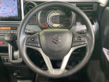 インテリアに合わせたデザインのステアリングは、運転される方のことも考え、運転しやすい形状、大きさです。是非一度、実際に触ってお確かめください。