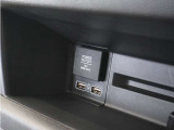 USB接続、スマートフォンの充電等にも便利なUSBチャージャー!使いやすい場所に装備されています。