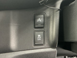 ブレーキの補助操作を行い減速して衝突被害を軽減する衝突軽減ブレーキ、車がカーブの外側へ膨らんだり内側へ巻き込んだりする挙動を防止し安定した走行をサポートする横滑り防止装置付きです!