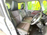運転席シート廻りは使用感も少なく、良好な状態となっています。前オーナー様が丁寧に使っていたことがよくわかりますね。