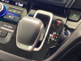 インパネシフトを採用しているので、前席の足元も広々としています。運転席と助手席の行き来もスムーズです!