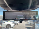 【スマートルームミラー】後方の映像を高精細モニターに映し出し、荷物や乗員で視界が遮られても安全に確認可能。夜間や雨天でもクリアな視界を確保する先進装備です。
