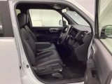 【ベンチシート】運転席と助手席の移動もスムーズ!狭い駐車場での乗り降りや、お子様の乗り降りにも便利です。座席の間にコンソールボックスやドリンクホルダーがないため、車内空間が広く感じます。