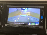 リバースギアに入れるだけで後方の表示へ切り替わります。夜間や雨の日の駐車も楽になりますよ。