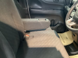 アームレストは、運転中の腕をしっかりと支えることで、疲労を大きく軽減してくれます。